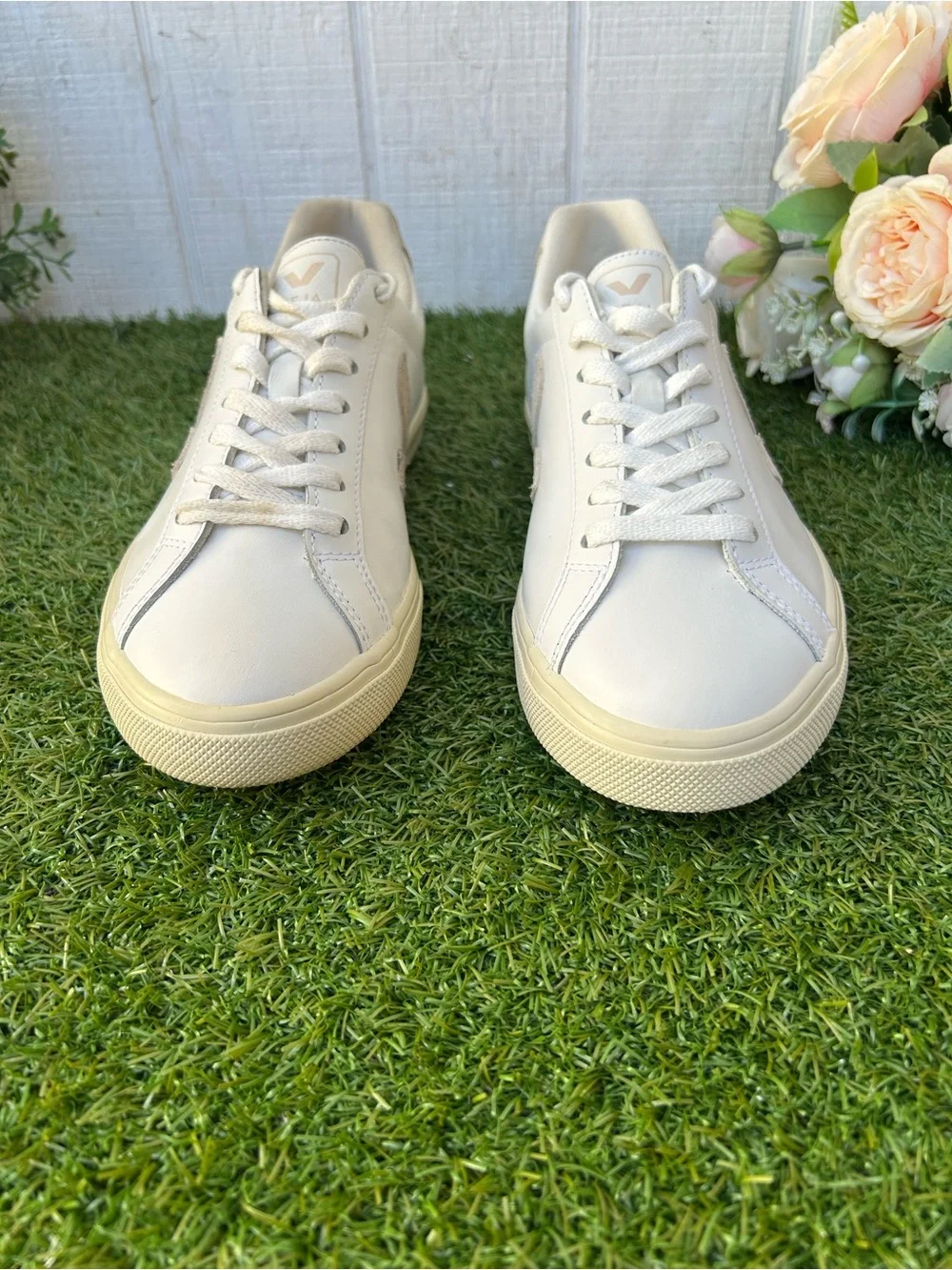 VEJA Women  Esplar Logo Leather Extra-White Sable size 7 gently used